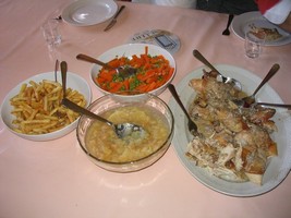 Les frites du mercredi + poulet, compote, pois carottes